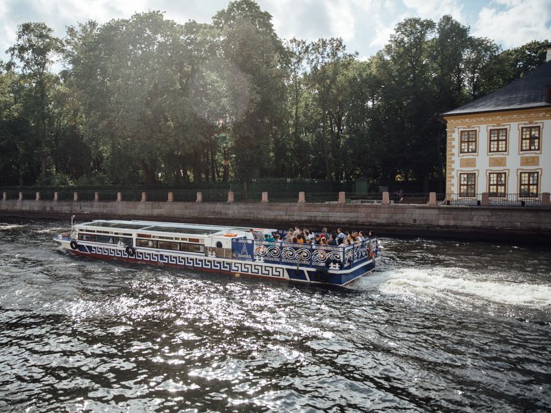 По рекам и каналам Санкт-Петербурга на теплоходе - групповая экскурсия в Санкт-Петербурге длительностью 1 час с количеством участников более 20 человек со скидкой 25% цена экскурсии 1050₽