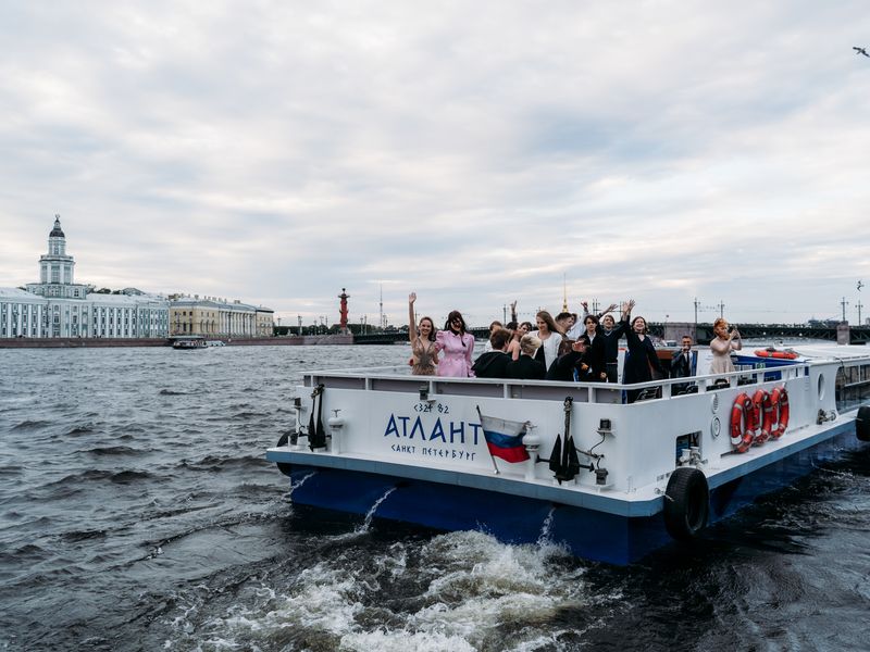 Речная прогулка на теплоходе + полуденный выстрел - групповая экскурсия в Санкт-Петербурге длительностью 1.5 часа с количеством участников более 20 человек со скидкой 30% цена экскурсии 1190₽