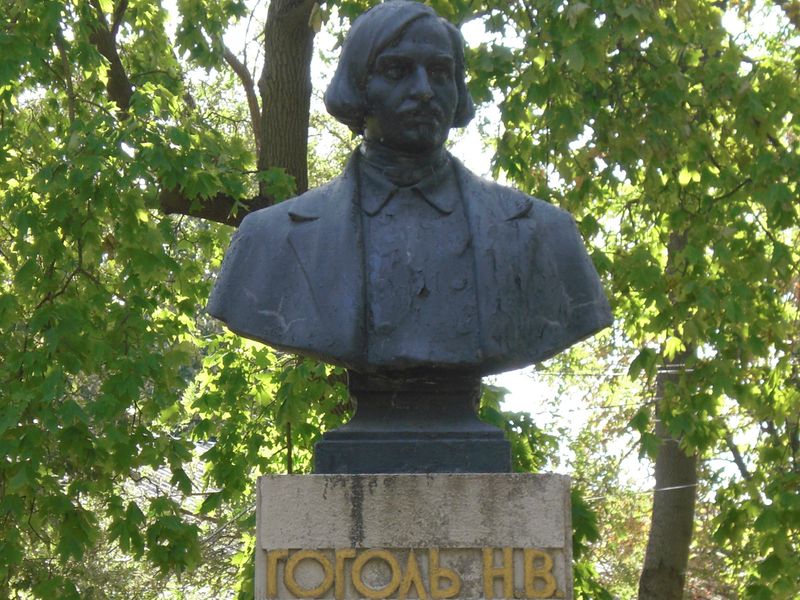 Бюст Н.В. Гоголя в Сакском парке