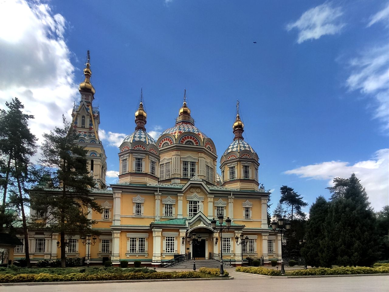 Пешеходная экскурсия по Алматы на 2 часа - групповая экскурсия в Алматы пешком длительностью 2 часа с количеством участников до 12 человек цена экскурсии 3000₽