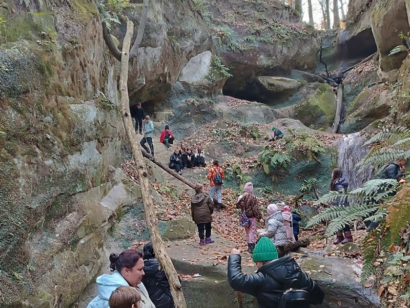 Гроты внутри чаши водопада