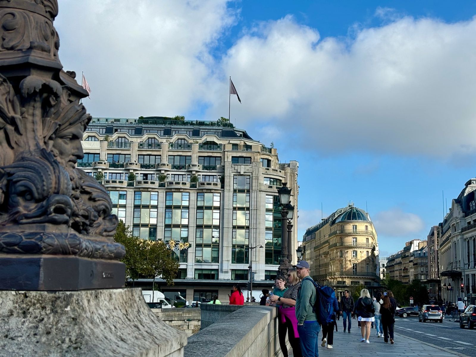 La Samaritaine — парижский торговый центр, расположенный между Сеной и улицей Риволи возле Нового моста в I округе 