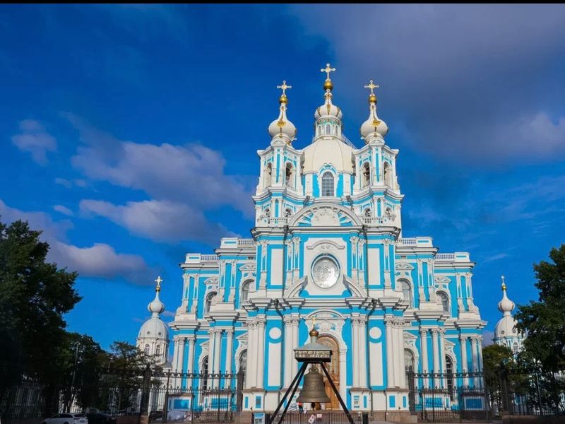 Обзорная экскурсия в Александро-Невскую лавру и Смольный собор - индивидуальная экскурсия в Санкт-Петербурге на машине гида длительностью 3 часа с количеством участников до 4 человек цена экскурсии 13000₽