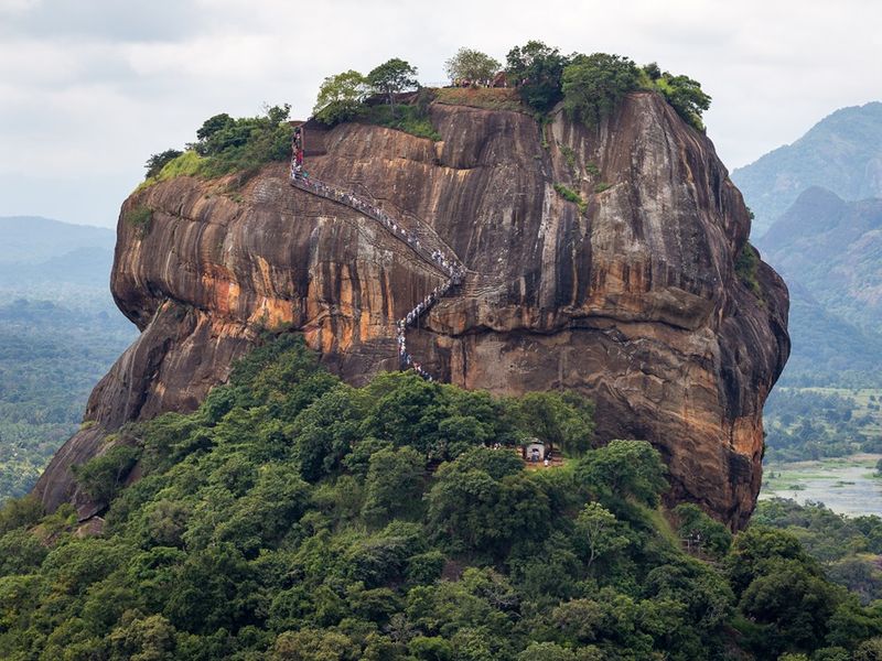 Экскурсия из Хиккадувы «Пещерный храм Дамбулла и Сигирия» - индивидуальная экскурсия в Хиккадуве на машине гида длительностью более 12 часов с количеством участников до 4 человек цена экскурсии 690€