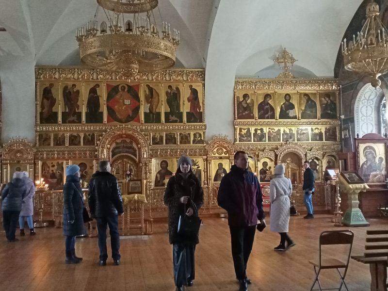 В храме