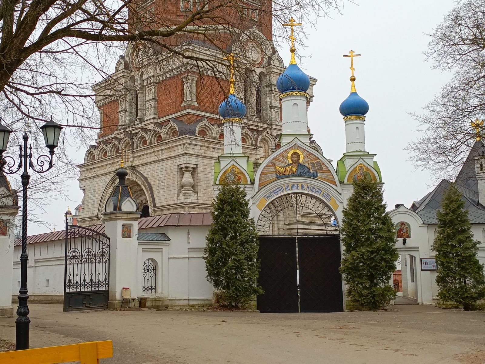 Главные Святые ворота монастыря