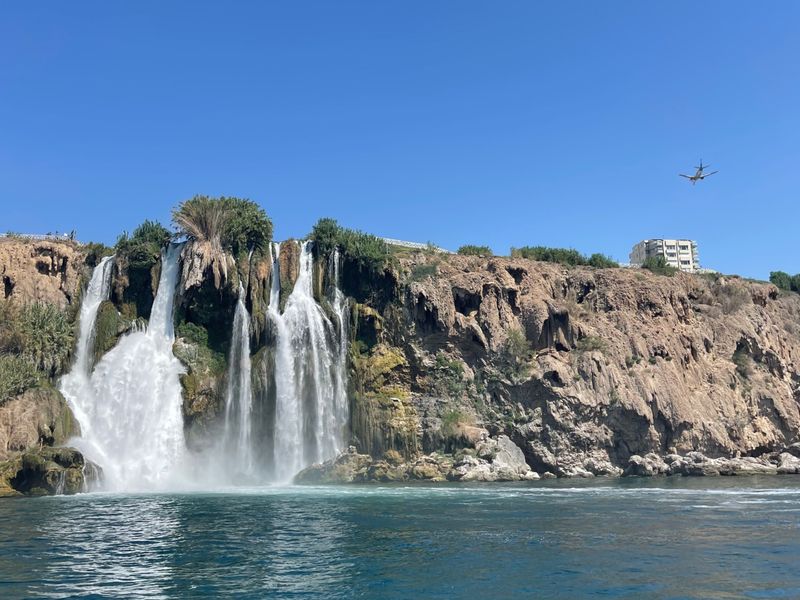 Прогулка на яхте около водопада Нижний Дюден - групповая экскурсия в Анталии длительностью 5 часов с количеством участников более 20 человек цена экскурсии 43€