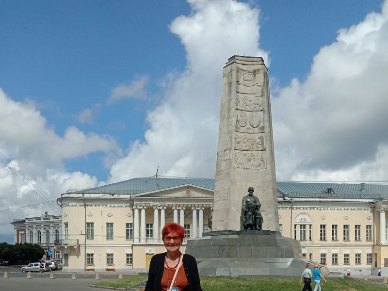 На Соборной площади у памятника