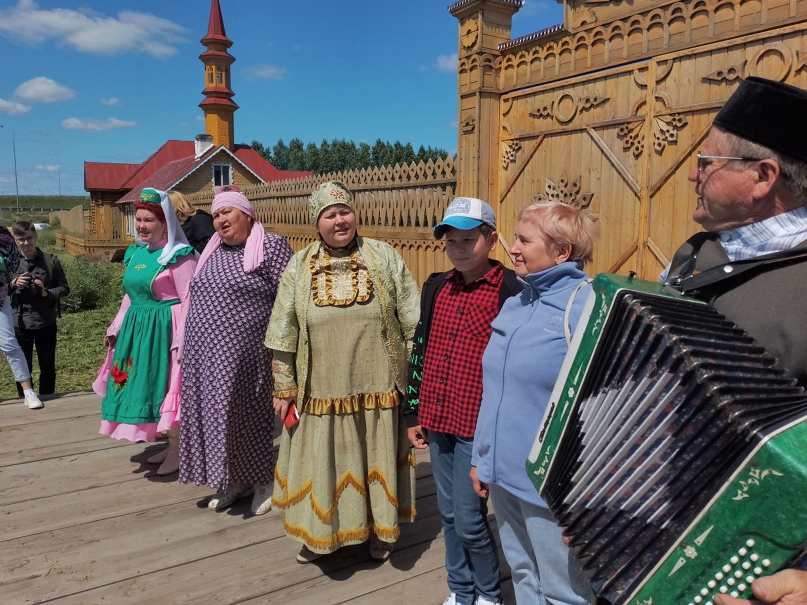 Встреча гостей с танцами и песнями 