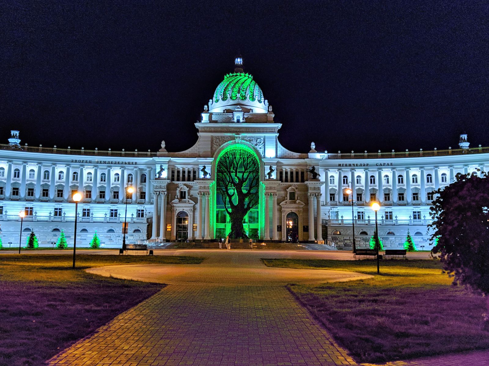 Дворец земледельцев вечером