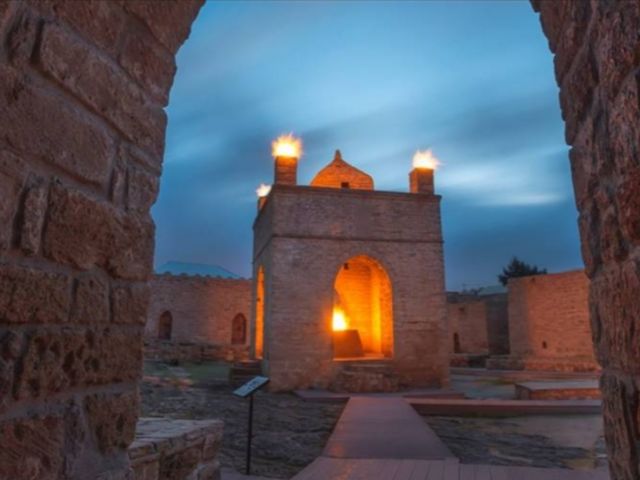 Обзорная экскурсия из Баку: Гобустан, Горящая гора и вулканы — фото 2