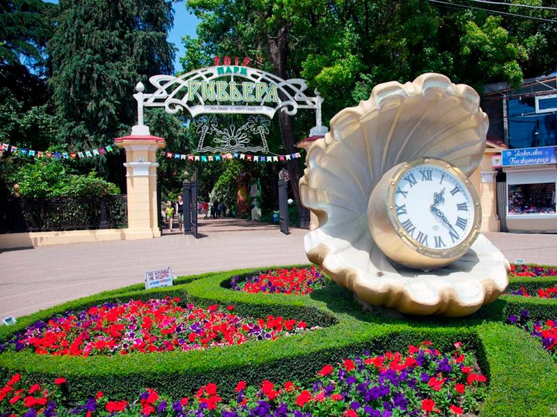 Сити-тур с посещением парка Ривьера и дачи Сталина - групповая экскурсия в Сочи на автобусе длительностью 5 часов с количеством участников до 20 человек со скидкой 10% цена экскурсии 1755₽
