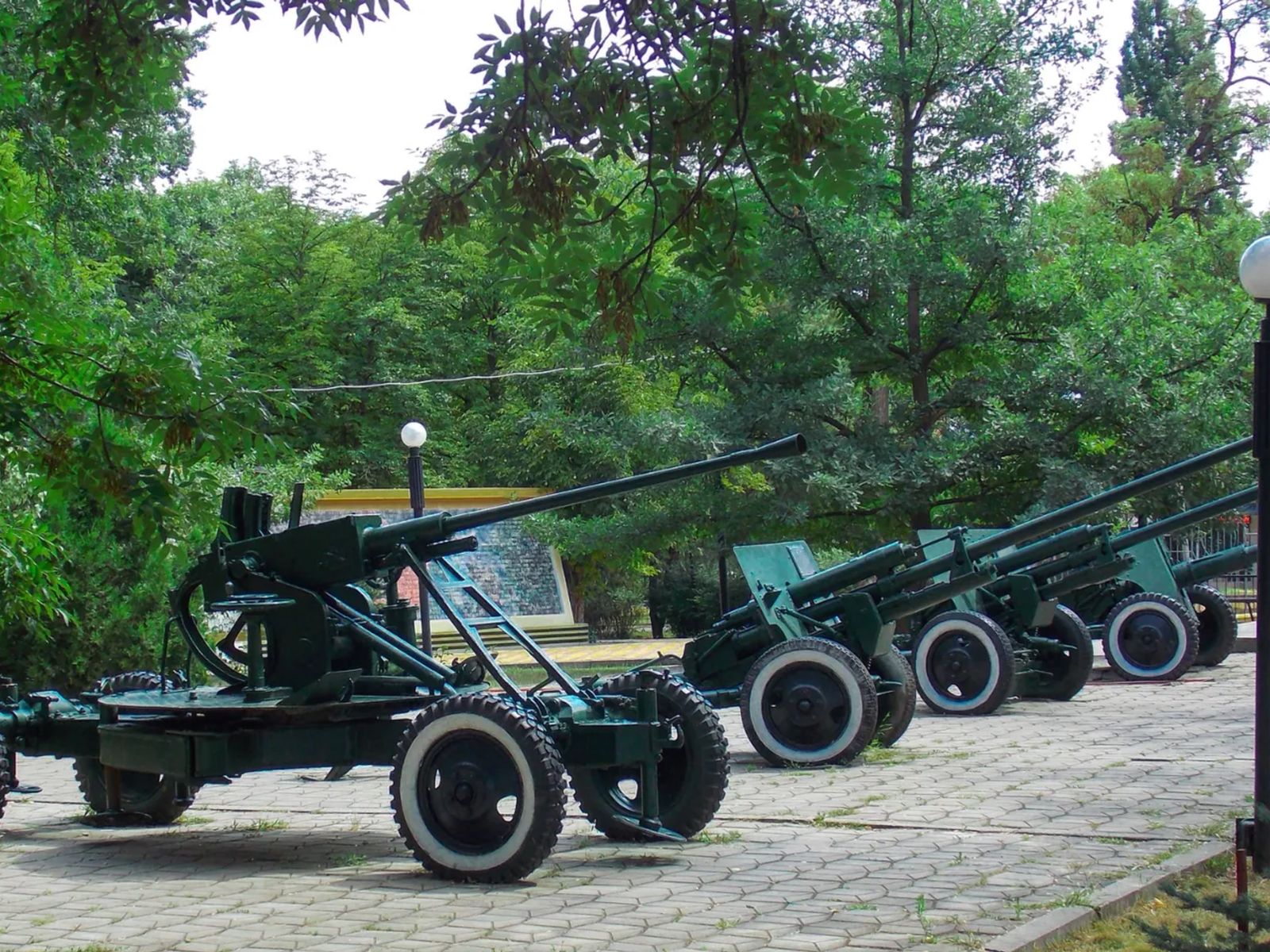 Военная техника в центральном парке города Георгиевска