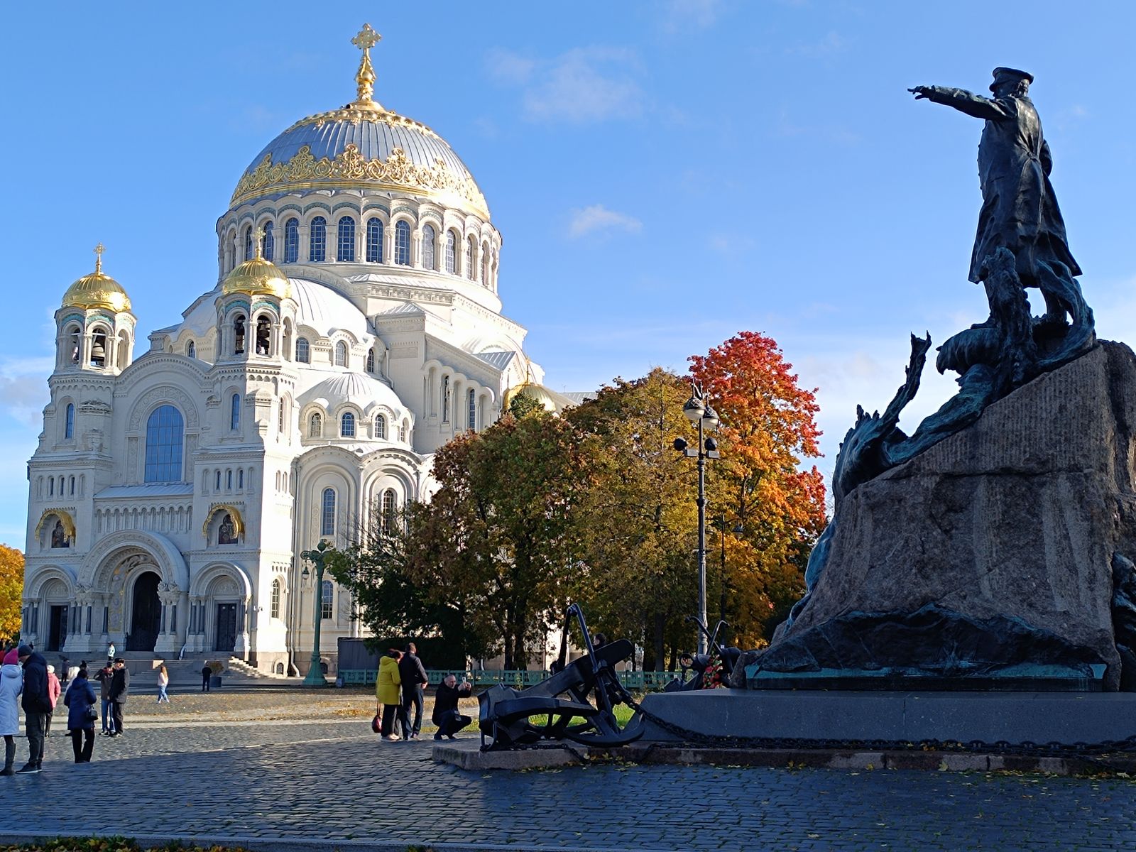 Никольский собор и памятник С. Макарову на Якорной площади