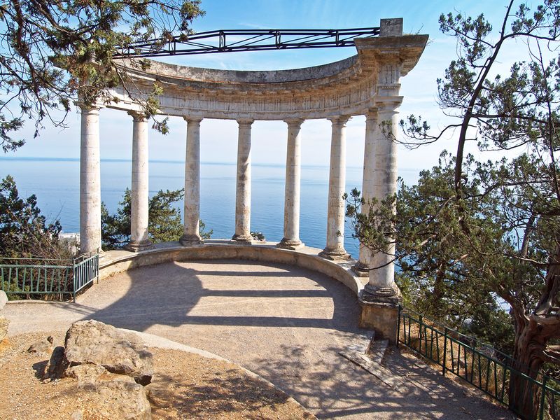 Индивидуальная обзорная экскурсия по Южному берегу Крыма - индивидуальная экскурсия в Севастополе на автобусе длительностью 9 часов с количеством участников до 6 человек со скидкой 5% цена экскурсии 20900₽