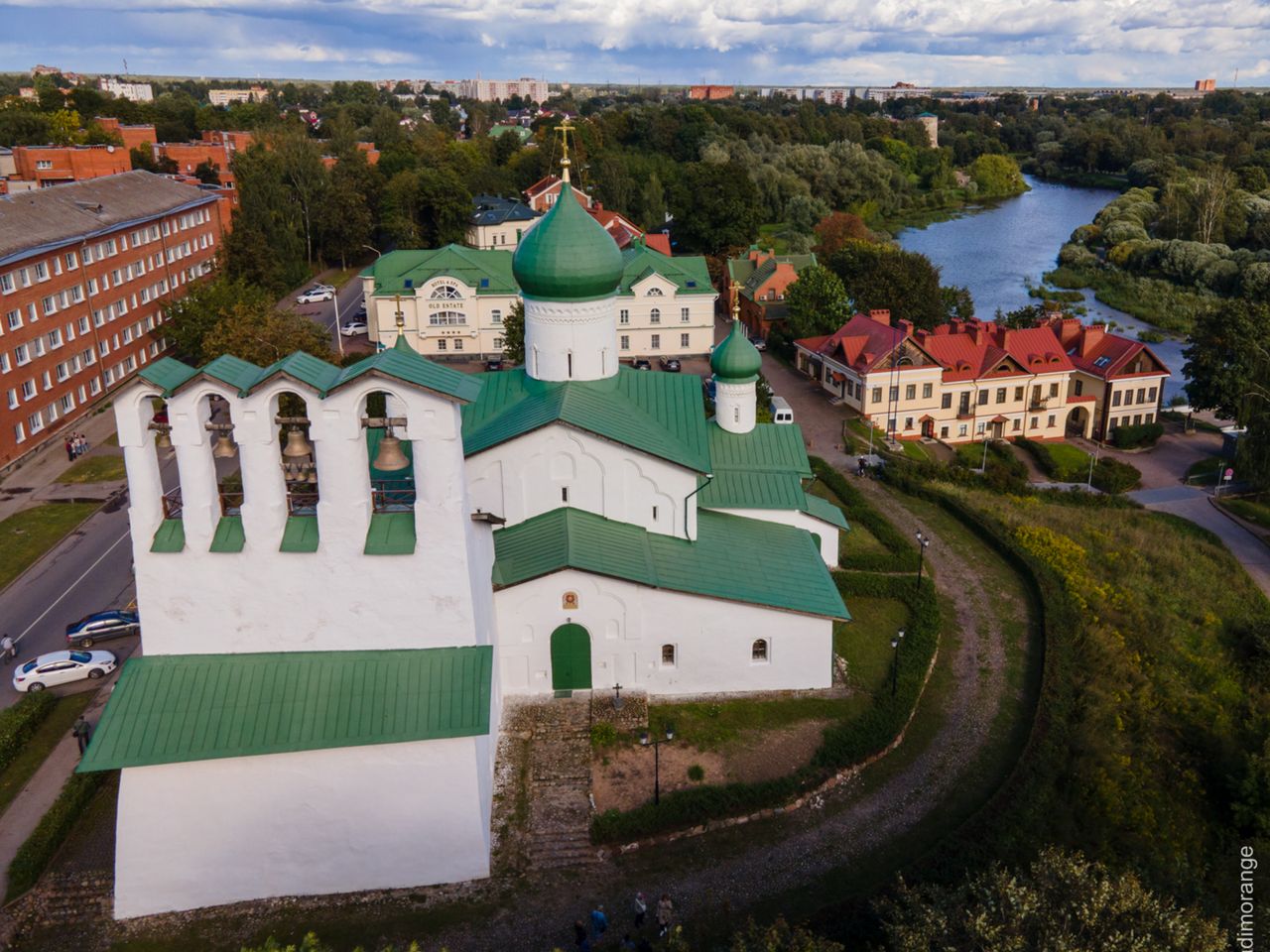 Псковские архитектурные шедевры из списка ЮНЕСКО - индивидуальная экскурсия в Пскове на машине гостей длительностью 4 часа с количеством участников до 4 человек цена экскурсии 9500₽