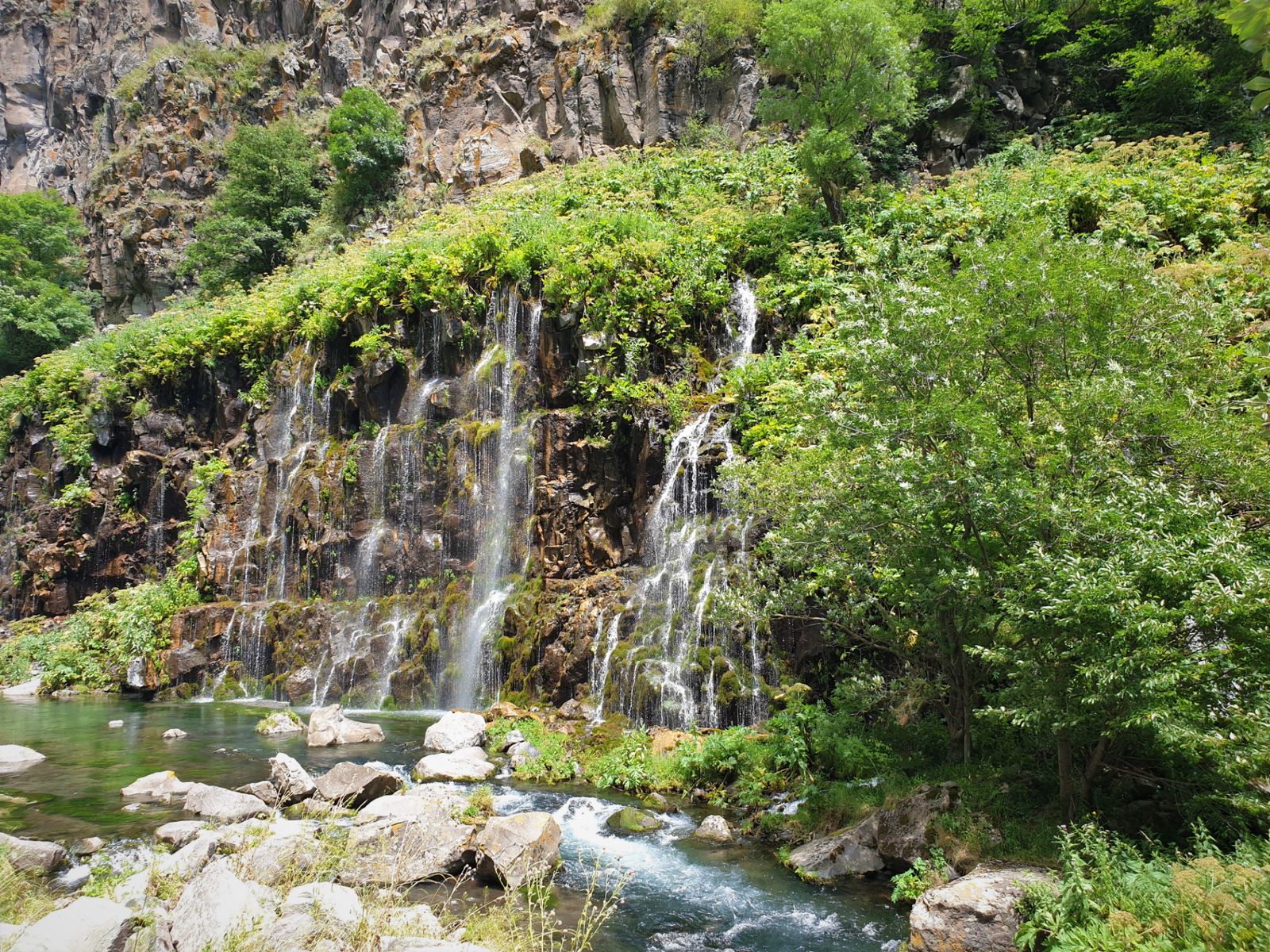 Водопад в каньоне