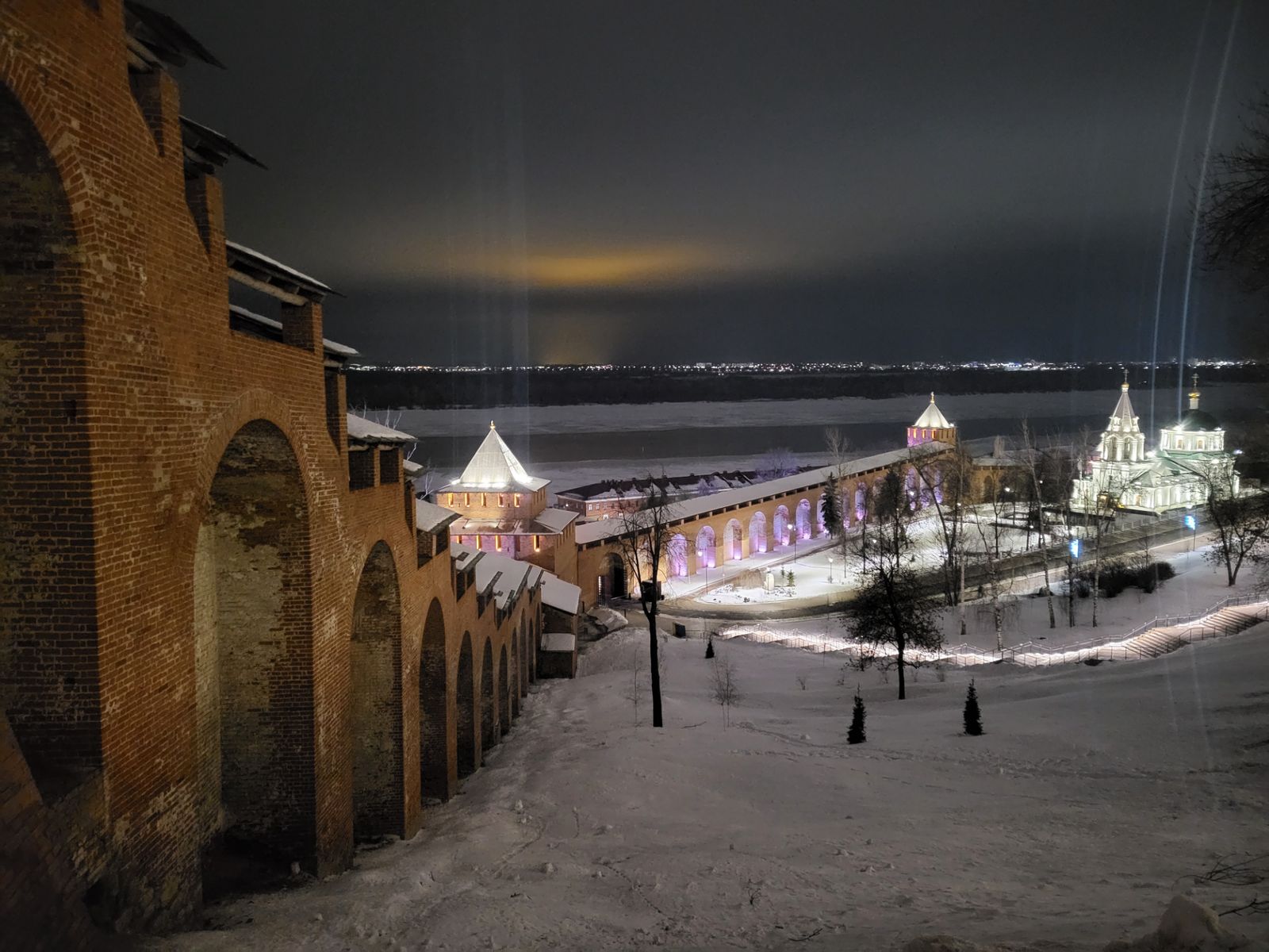 Нижегородский кремль, вид на стену, Ивановскую башню и храм Симеона Столпника