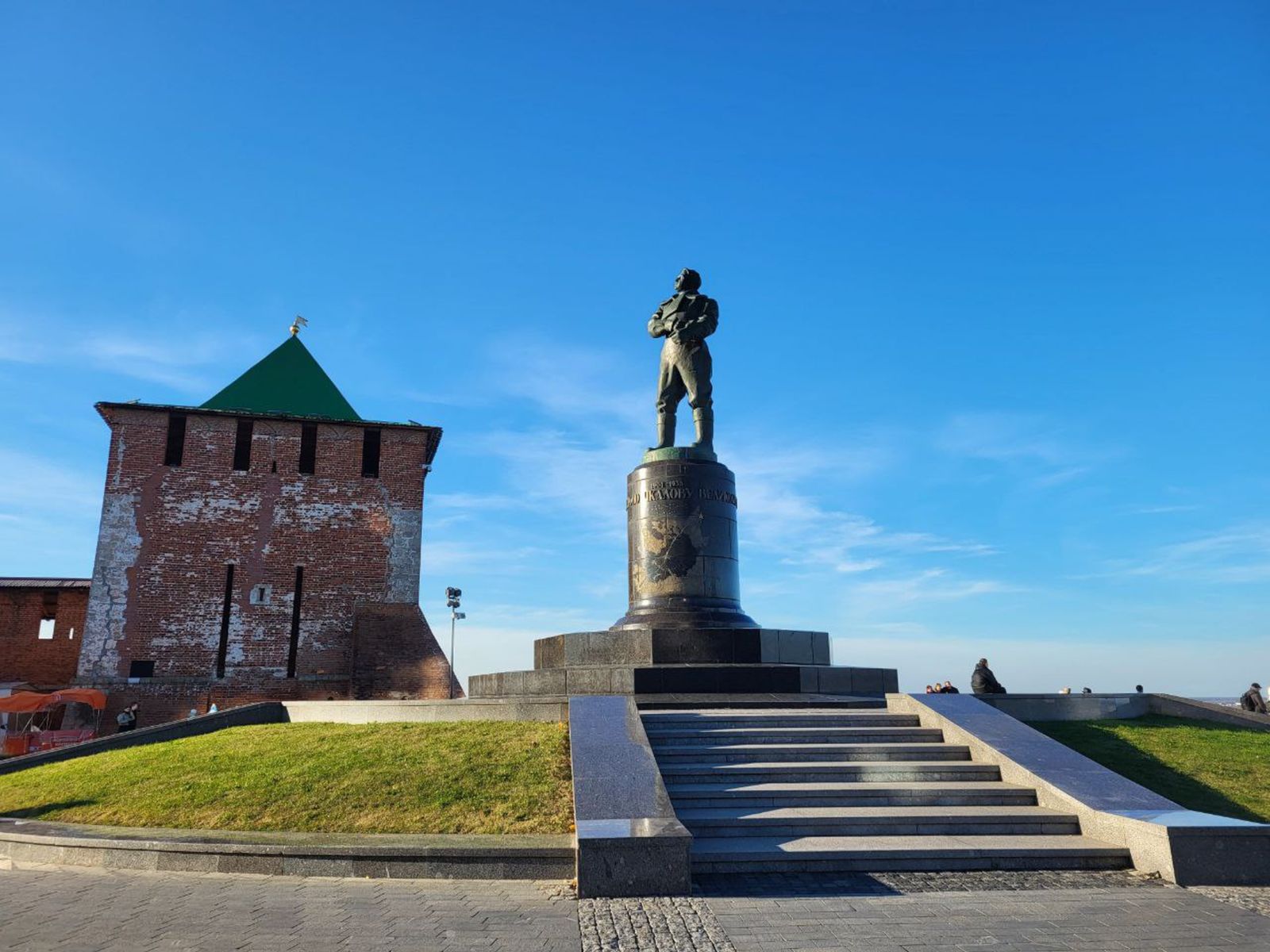 Памятник В.П. Чкалову в начале Верхне-Волжской набережной