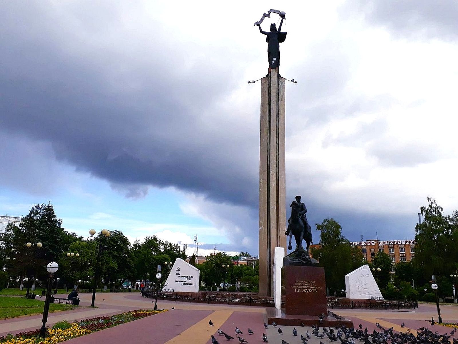 Площадь Победы и памятник Г.К. Жукову