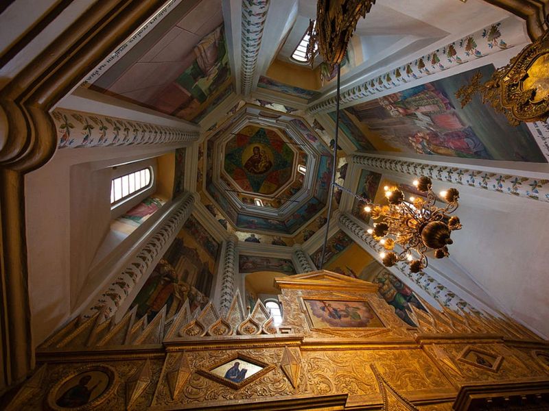 В храме