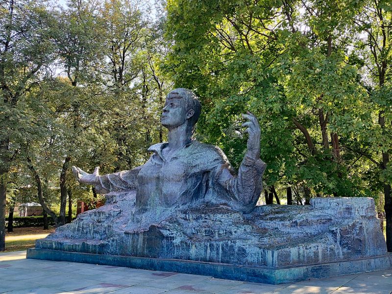 Памятник Есенину