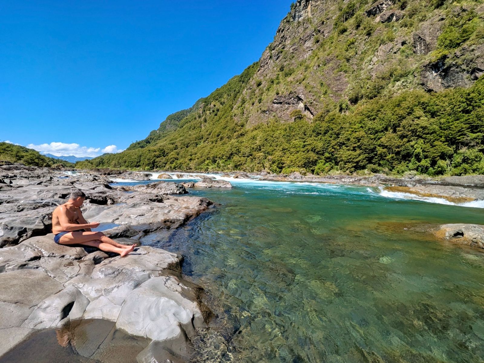 Самые отважные гости готовятся к купанию в бодрящей воде ледниковой реки 