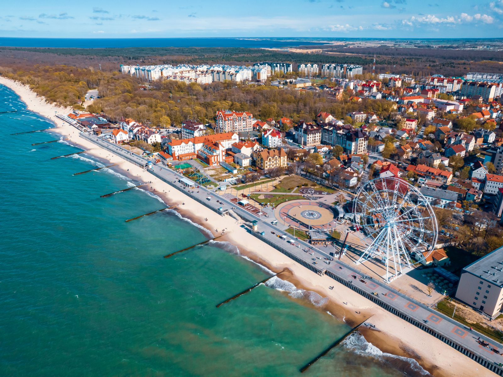 Вид с высоты птичьего полета город на Балтийском море Зеленоградск Калининград Россия в летний солнечный день