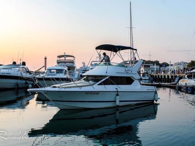 Индивидуальная аренда в Сочи яхты Bayliner 288 "Виктория А"