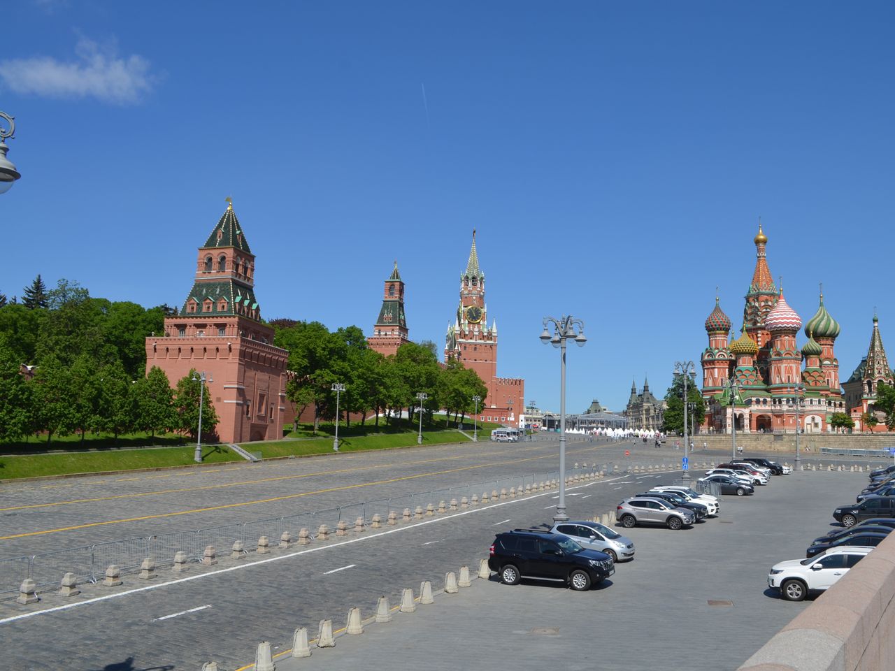 Автомобильная обзорная экскурсия по достопримечательностям Москвы - индивидуальная экскурсия по Москве на машине гида длительностью 2.5 часа с количеством участников до 4 человек цена экскурсии 9900₽