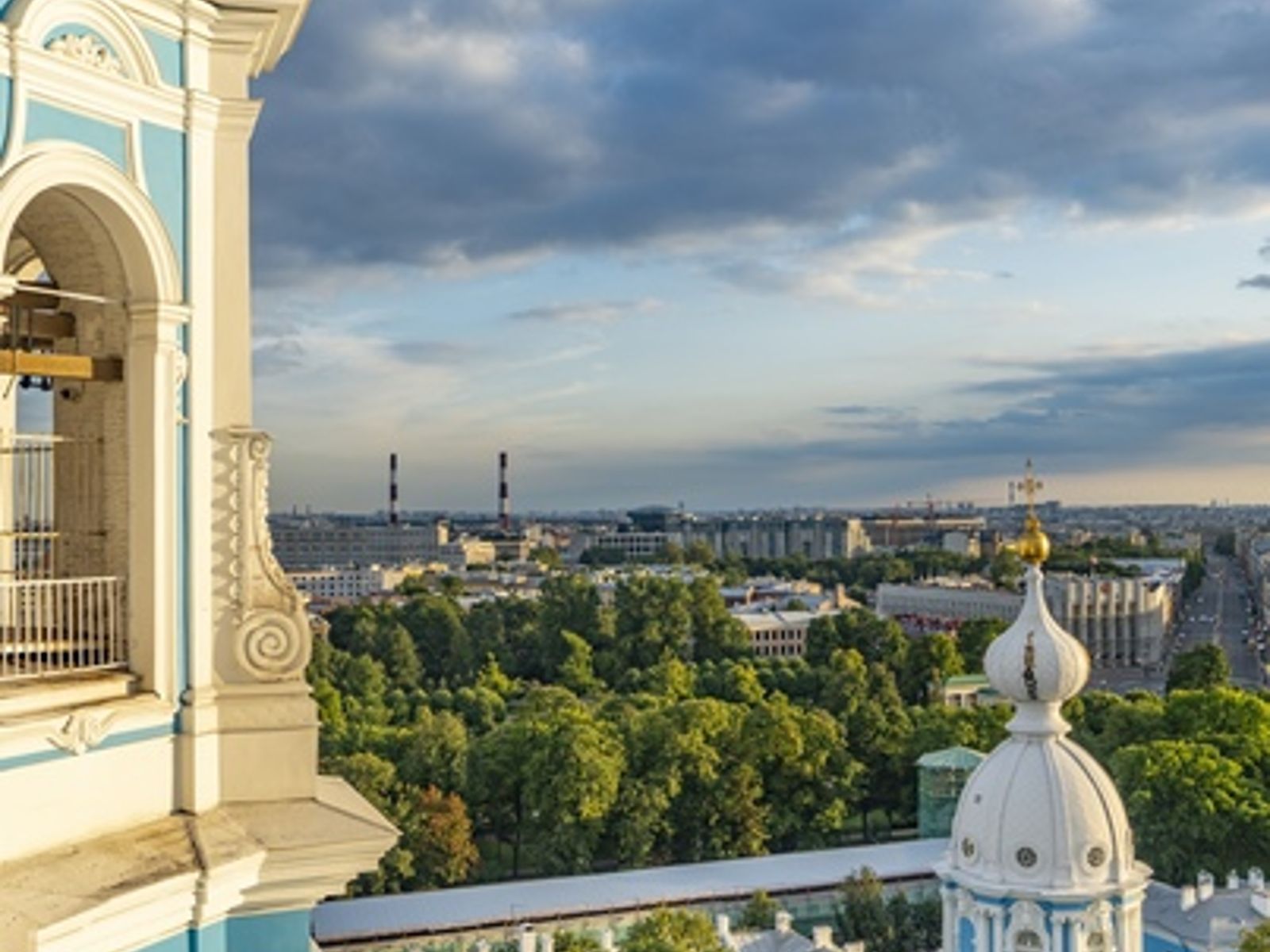 Старинная звоница Смольного собора (ныне смотровая площадка).