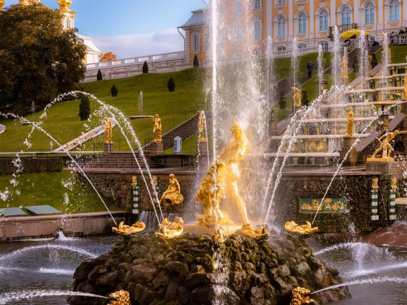 Групповая обзорная экскурсия из Санкт-Петербурга в Петергоф - групповая экскурсия в Санкт-Петербурге на автобусе длительностью 6.5 часов с количеством участников более 20 человек цена экскурсии 3350₽