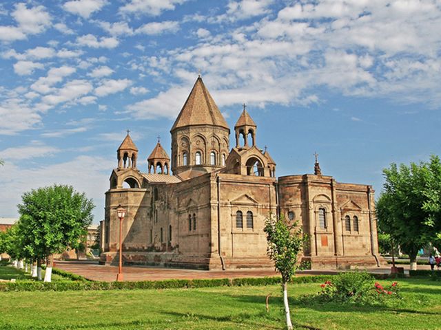 Обзорная экскурсия в Эчмиадзин, Звартноц и монастырь Хор Вирап — фото 2