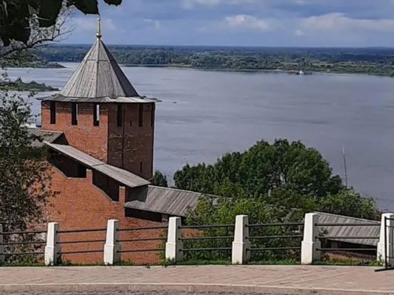 Вид на Волгу с Ивановского съезда Нижегородского кремля
