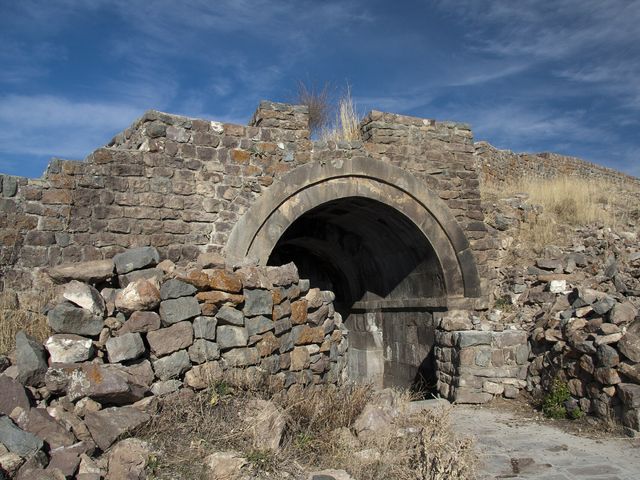 Индивидуальный поход к крепости Смбатаберд и монастырю Цахац Кар — фото 3