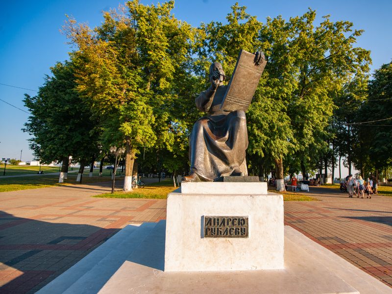 Экскурсия по Владимиру и Боголюбово с аптекарем - групповая экскурсия во Владимире пешком длительностью 7 часов с количеством участников более 20 человек цена экскурсии 3450₽