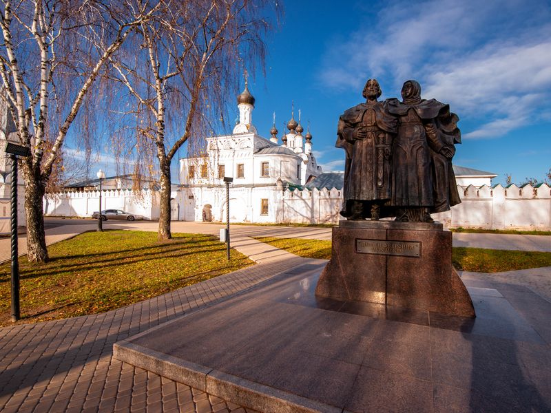 Памятник святым благоверным князьям Петру и Февронии