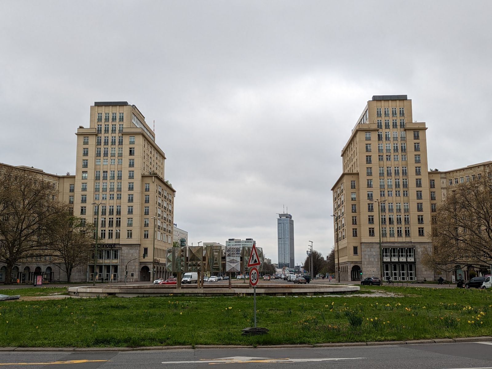Аллея Карла Маркса, Штраусбергер Платц