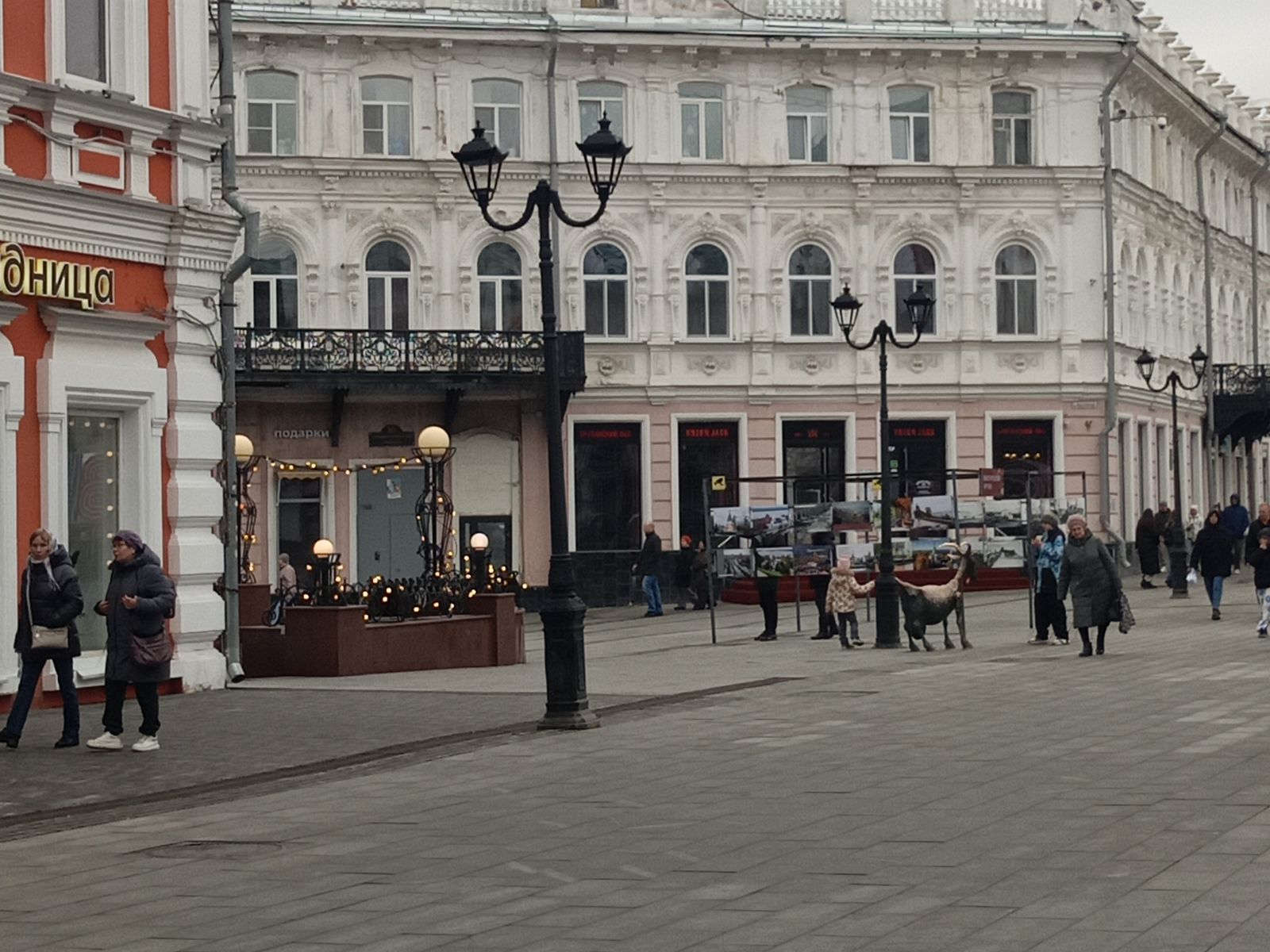 Напротив Театра драмы, недалеко от Дома актёра 