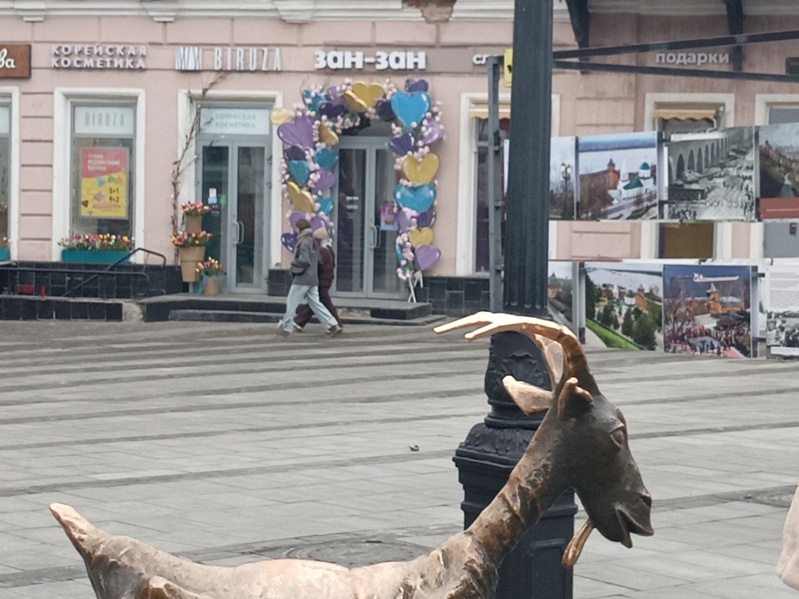Скульптура "Веселая коза"  
