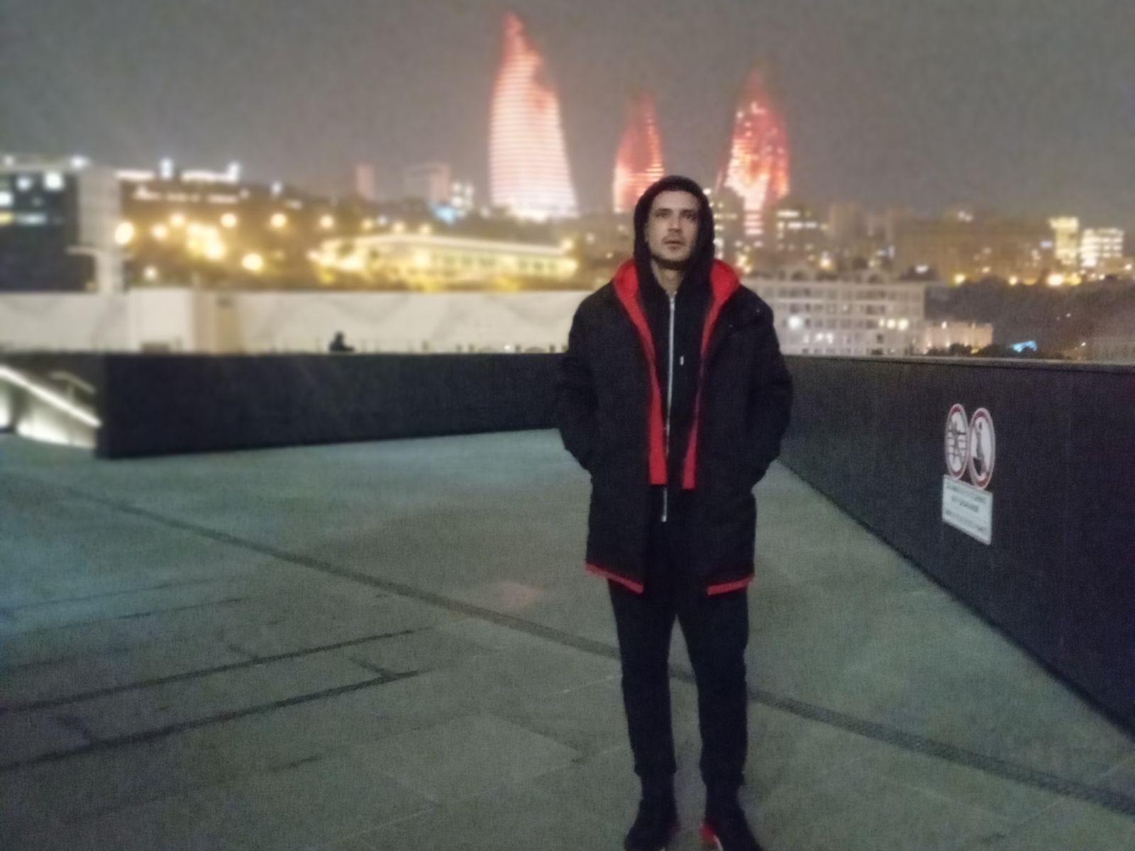 На фоне Пламенных башен в Баку