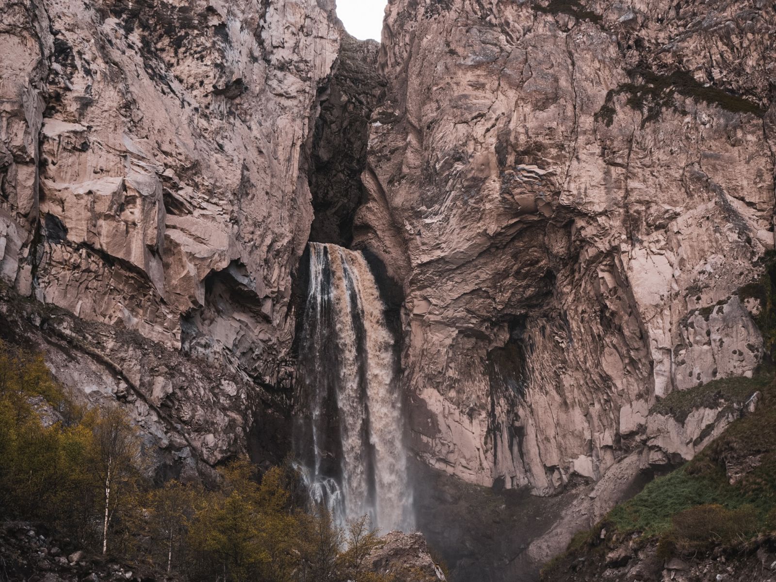 Буйные водопады