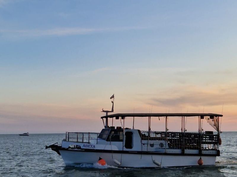 Групповая рыбалка на катере в Черном море - групповая экскурсия в Сочи длительностью 3 часа с количеством участников до 11 человек цена экскурсии 2700₽