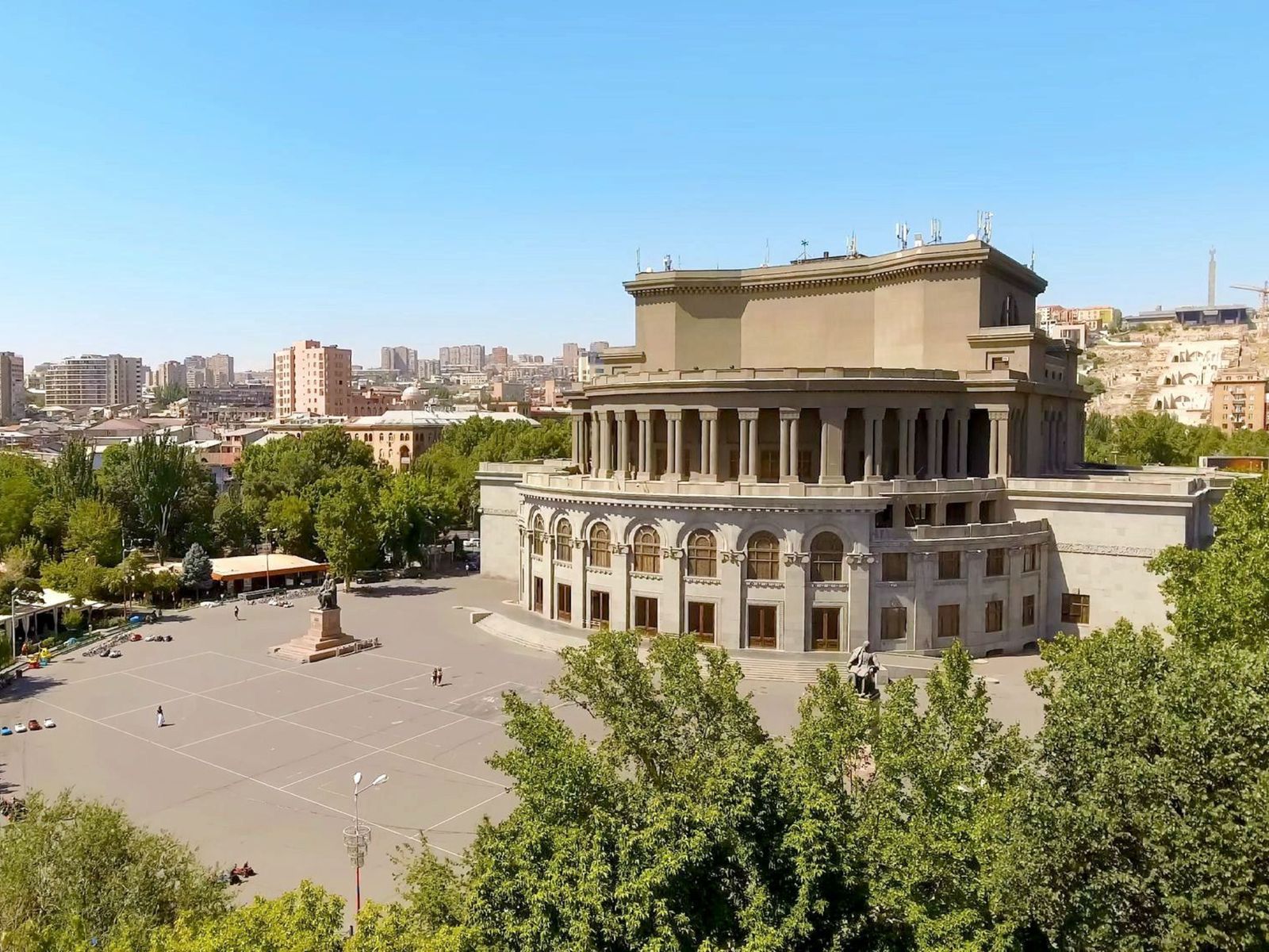 Здание театра оперы и балета
