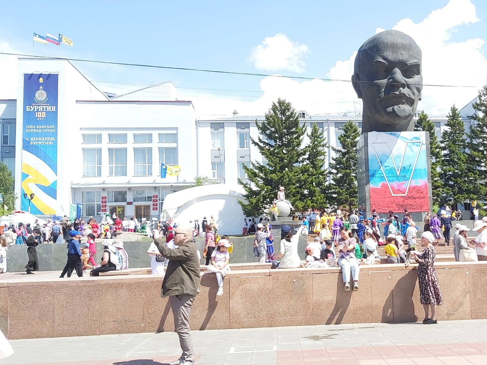 Голова Ленина на площади Советов
