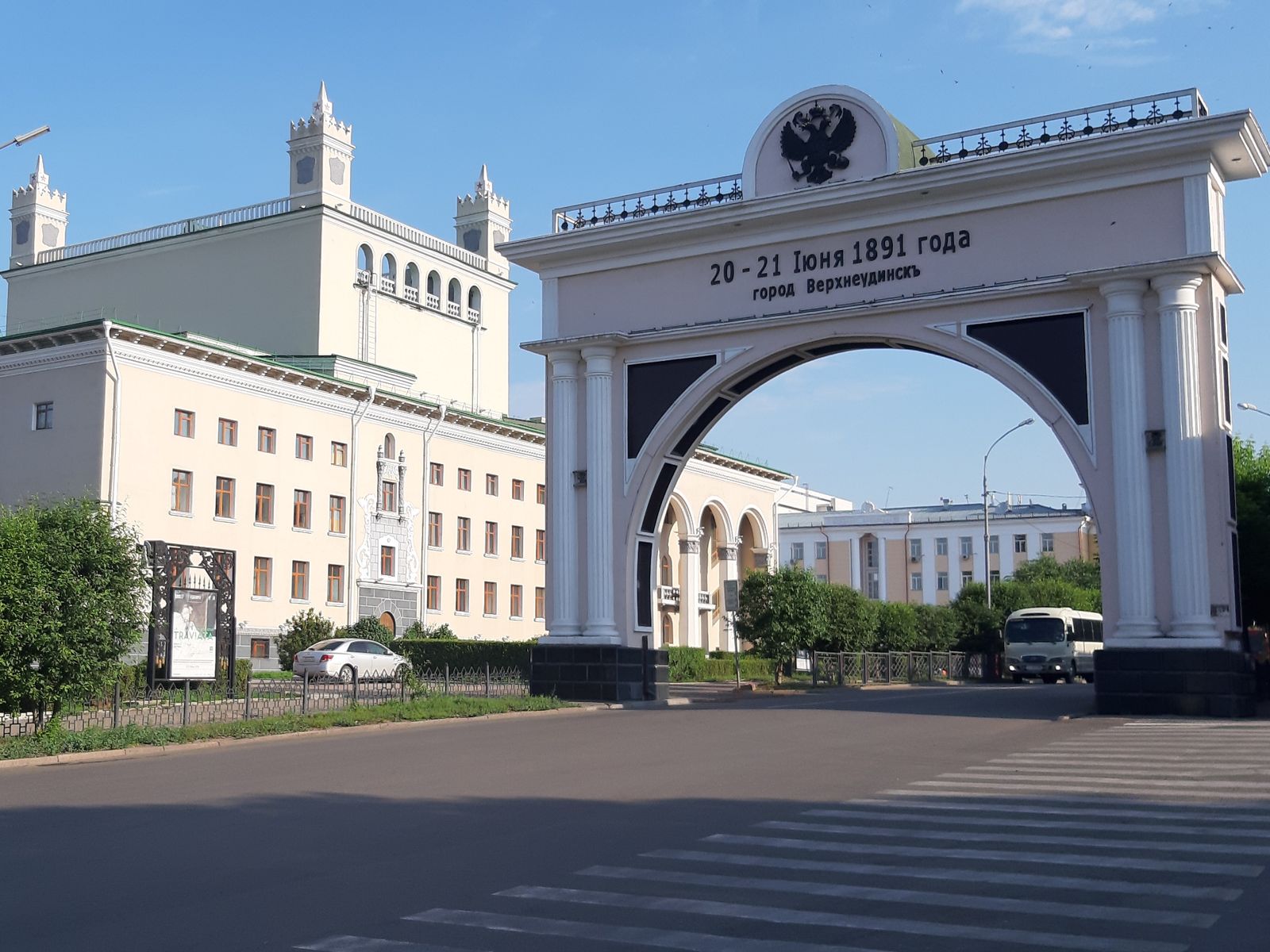 Арка Цесаревича у Театральной площади в Улан-Удэ