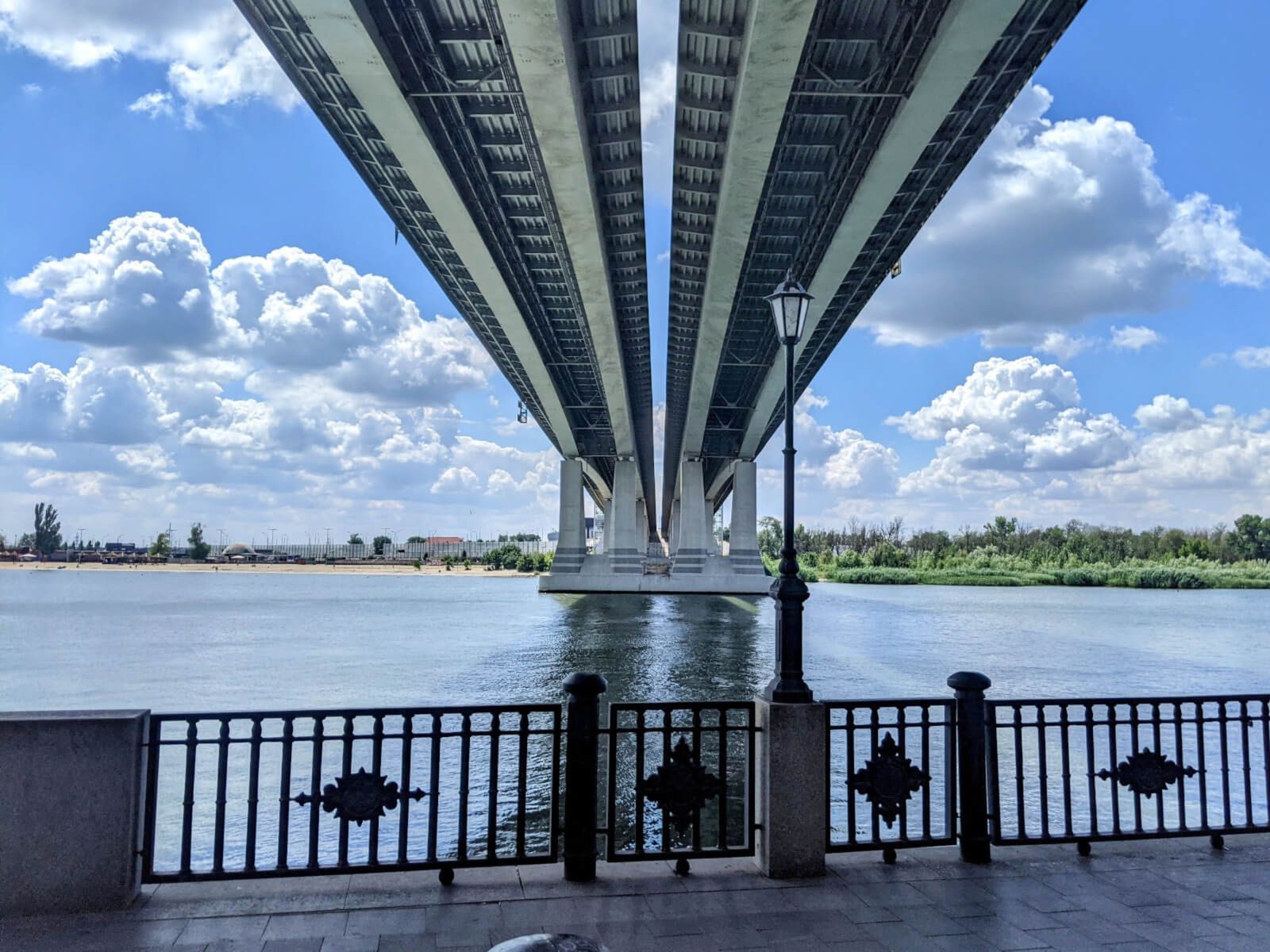 В тени моста