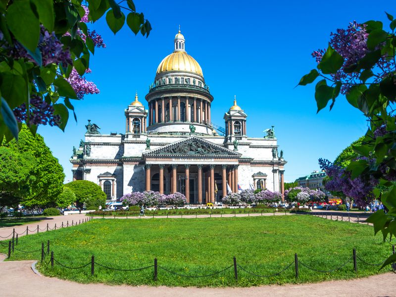Исаакиевский собор весной
