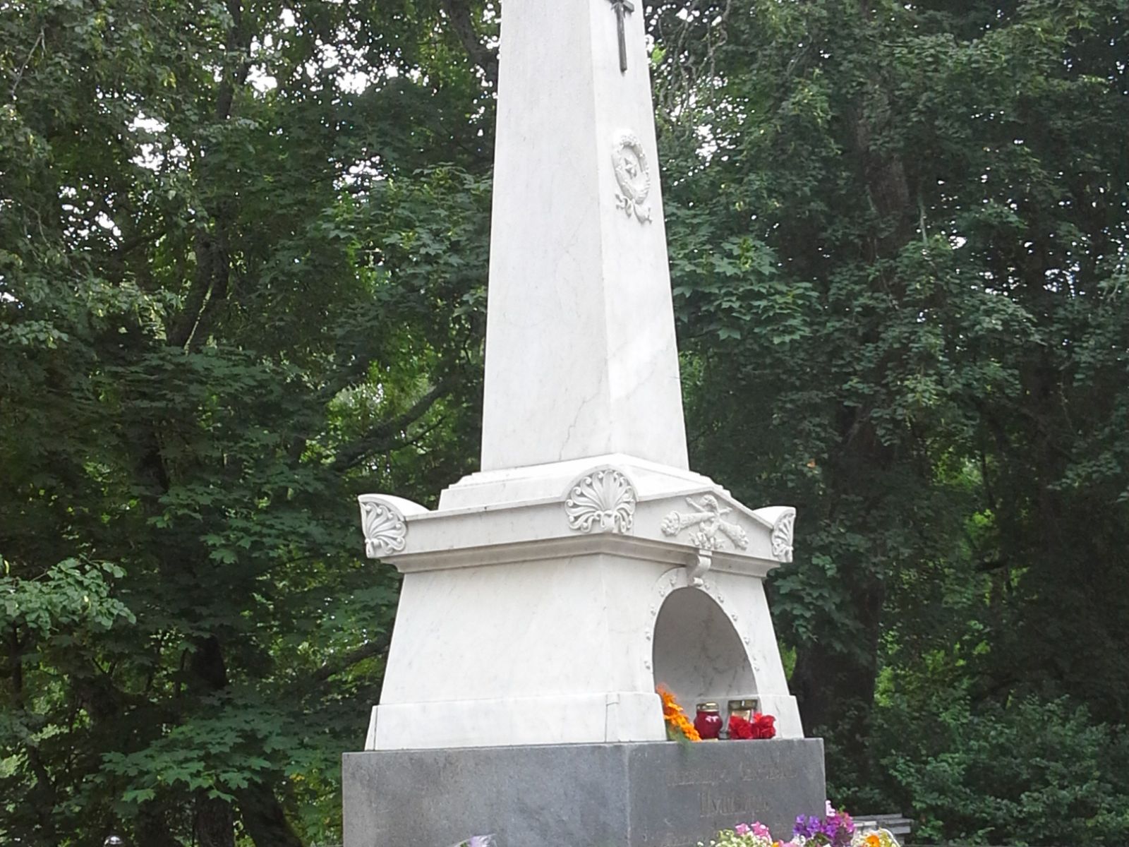 Памятник на могиле А.С. Пушкина у восточной части Успенского собора Святогорского монастыря 