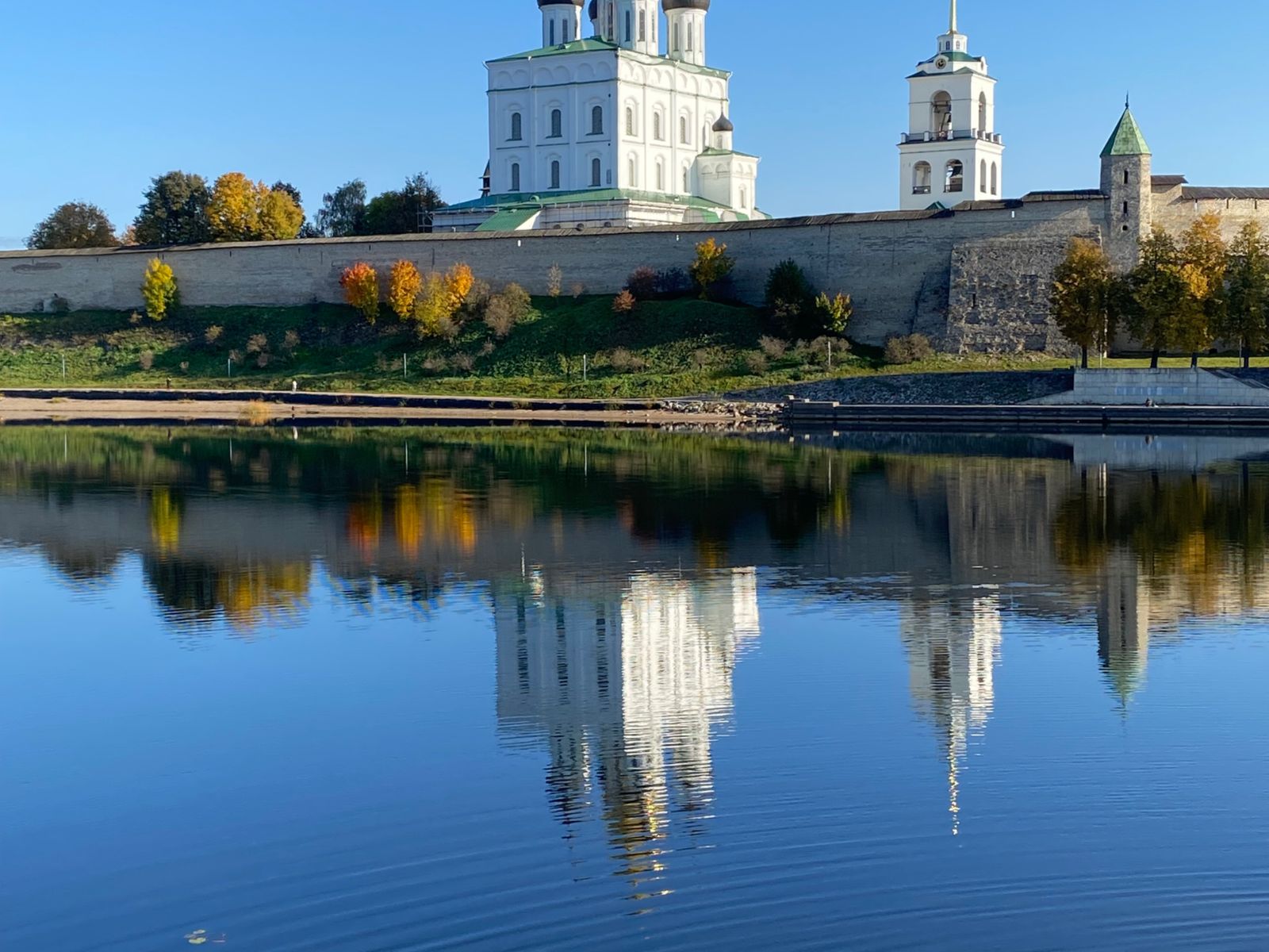 Вид на Псковский кром от Ольгинской часовни. Левый берег реки Великая